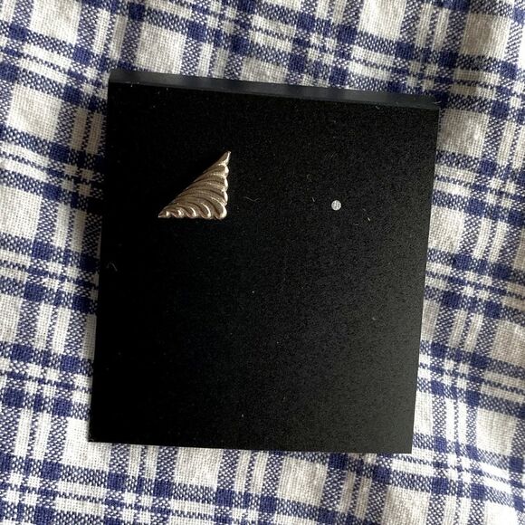 Scalloped abstract triangle silver toned tie tack with safety gentleman tie - Picture 1 of 6